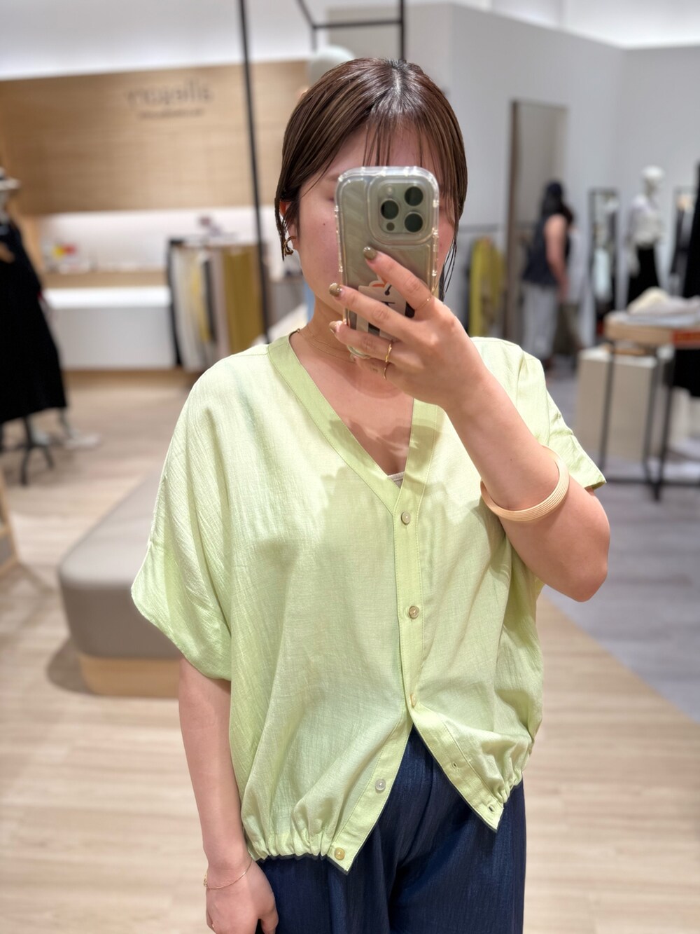 グリーン系のシャツ/ブラウス、ブルー系のその他パンツを着用したレディースの夏コーディネートの3枚目の写真