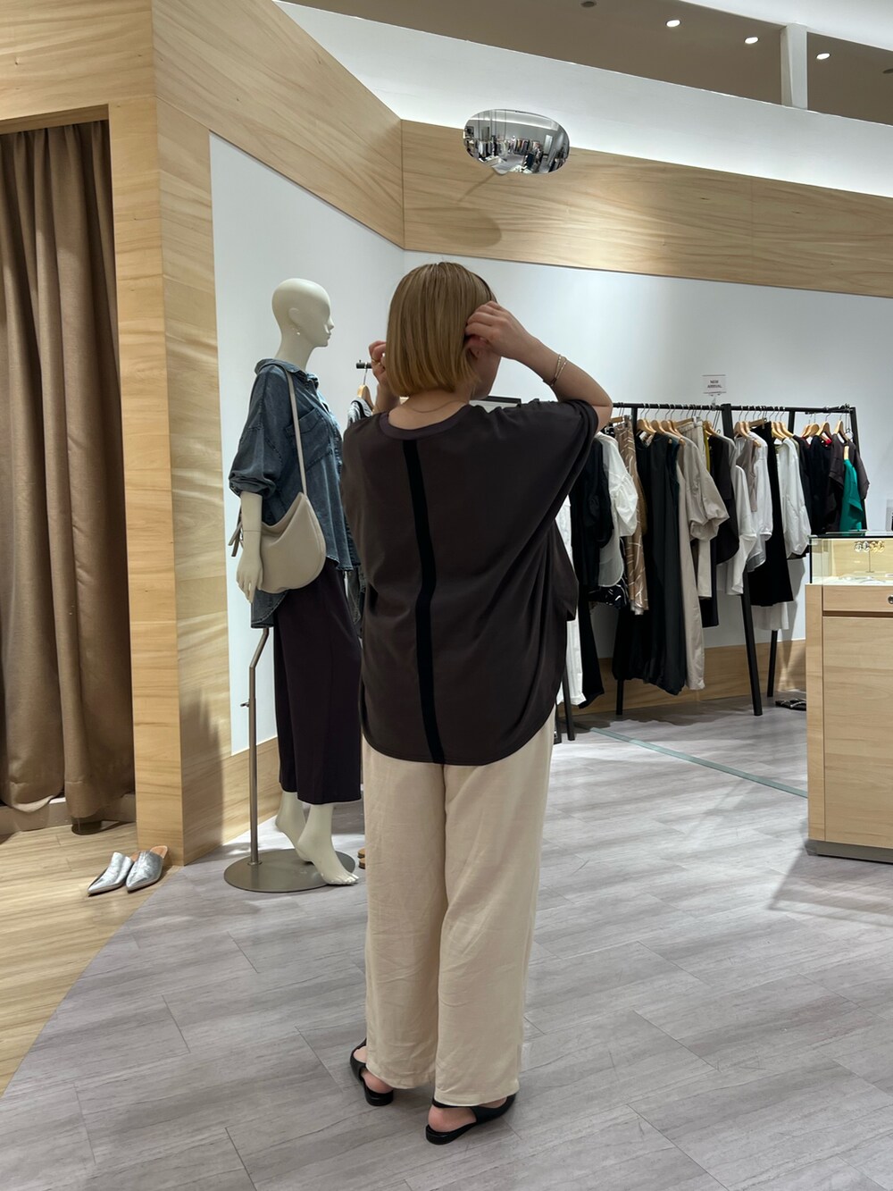 グレー系のTシャツ/カットソー、ベージュ系のその他パンツを着用したレディースの春コーディネートの2枚目の写真