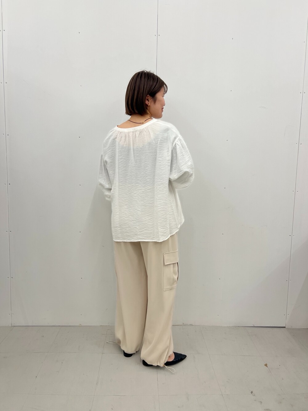 ホワイト系のシャツ/ブラウス、ベージュ系のその他パンツを着用したレディースの春コーディネートの3枚目の写真