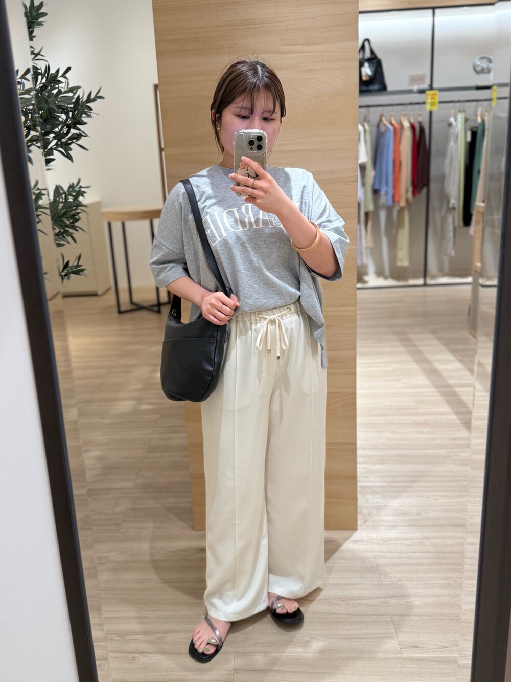 ホワイト系のその他パンツ、グレー系のTシャツ/カットソー、ブラック系のトートバッグを着用したレディースの夏コーディネートの3枚目の写真