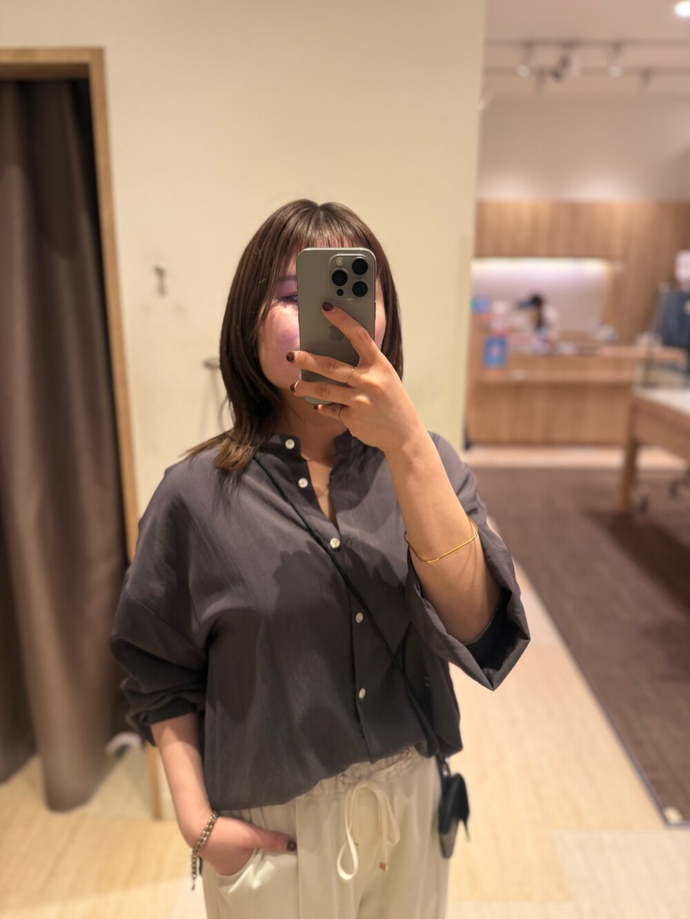 グレー系のシャツ/ブラウス、ホワイト系のその他パンツを着用したレディースの春コーディネートの2枚目の写真