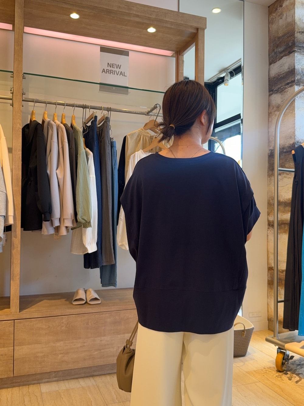 ブルー系のTシャツ/カットソー、ホワイト系のその他パンツを着用したレディースの春コーディネートの3枚目の写真