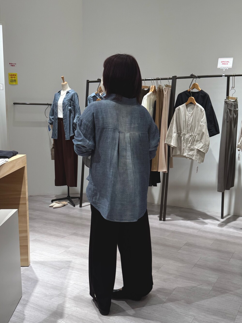 ブルー系のシャツ/ブラウス、ブラック系のその他パンツ、ブラック系のパンプスを着用したレディースの夏コーディネートの2枚目の写真