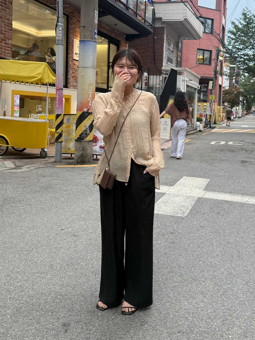 ブラック系のその他パンツを着用したレディースの夏コーディネートの2枚目の写真
