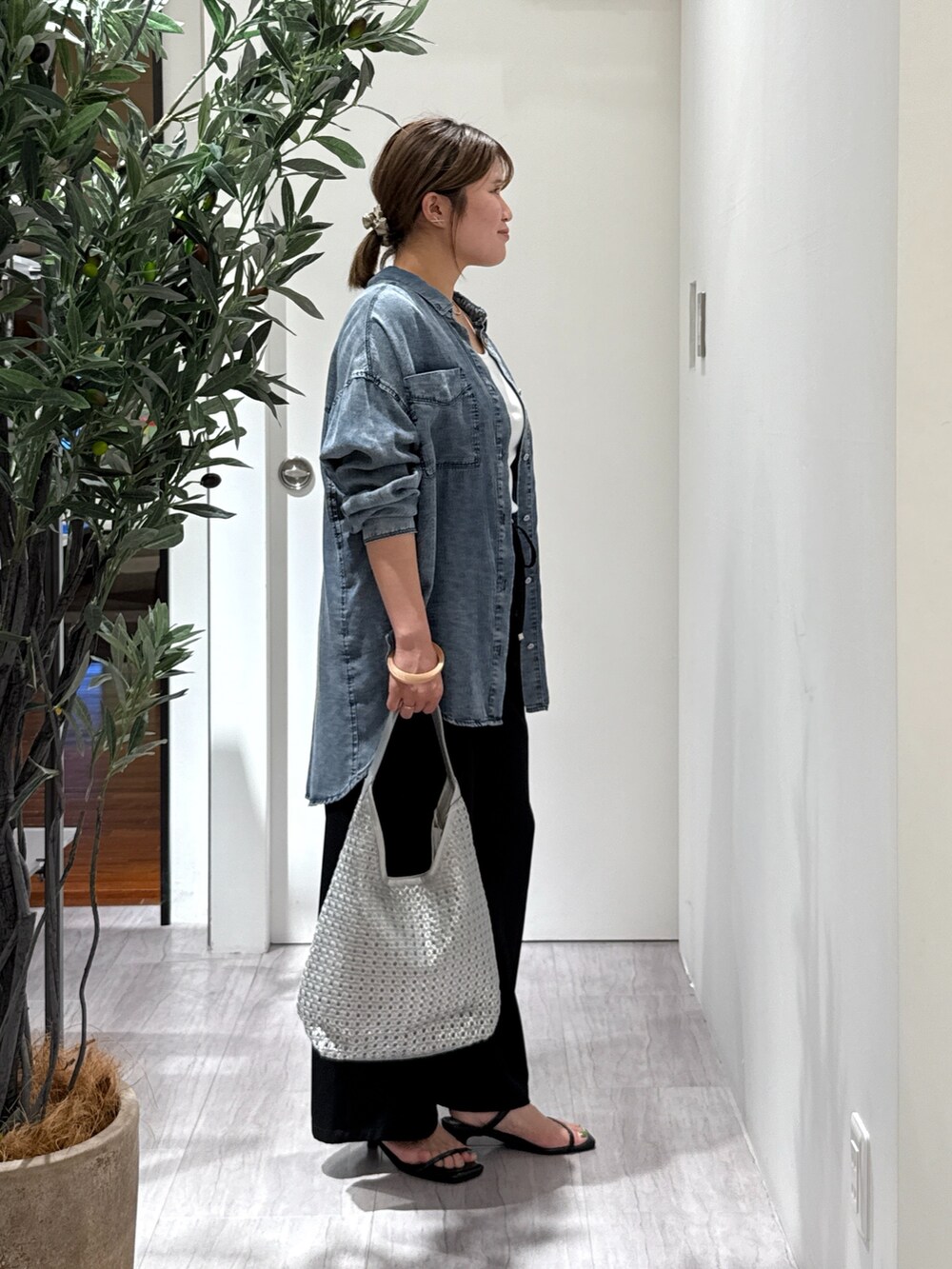 ブルー系のシャツ/ブラウス、ブラック系のその他パンツを着用したレディースの夏コーディネートの2枚目の写真