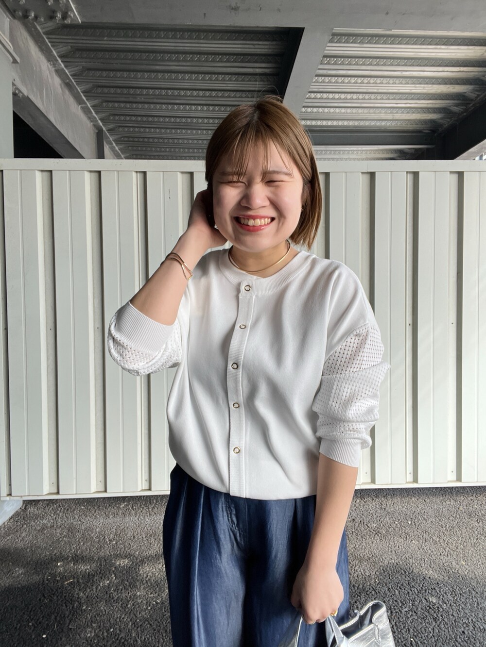 ホワイト系のカーディガン/ボレロ、ブルー系のその他パンツ、シルバー系のトートバッグを着用したレディースの春コーディネートの4枚目の写真