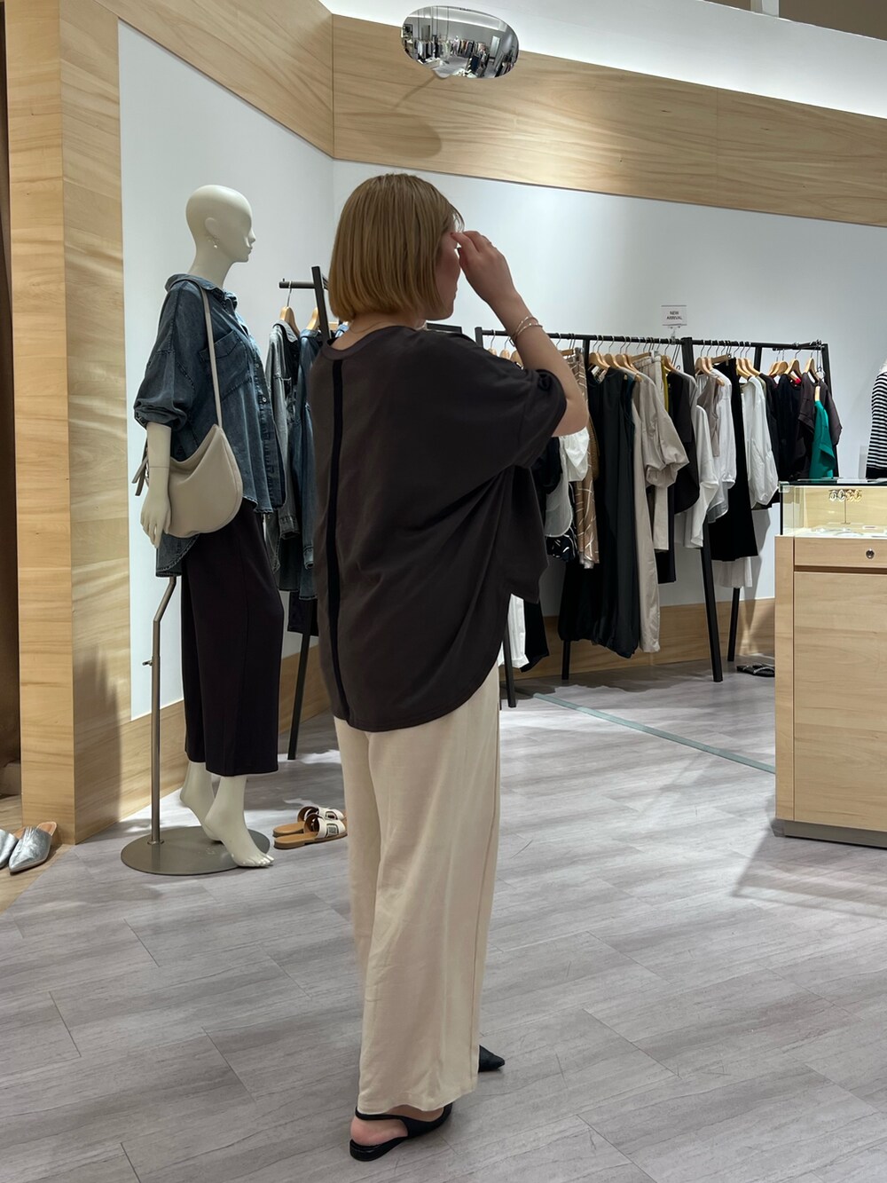 グレー系のTシャツ/カットソー、ベージュ系のその他パンツを着用したレディースの春コーディネートの3枚目の写真