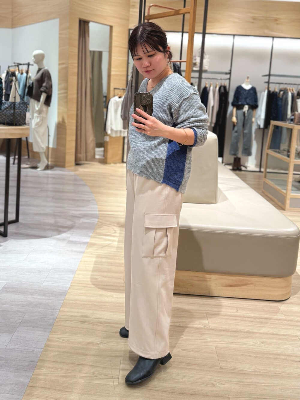 グレー系のニット/セーター、ベージュ系のその他パンツを着用したレディースの冬コーディネートの2枚目の写真