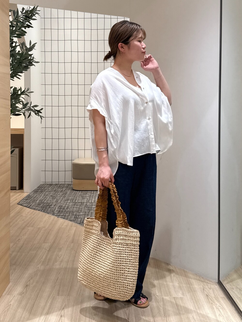 ホワイト系のシャツ/ブラウス、ブルー系のデニムパンツ、ベージュ系のトートバッグを着用したレディースの夏コーディネートの4枚目の写真