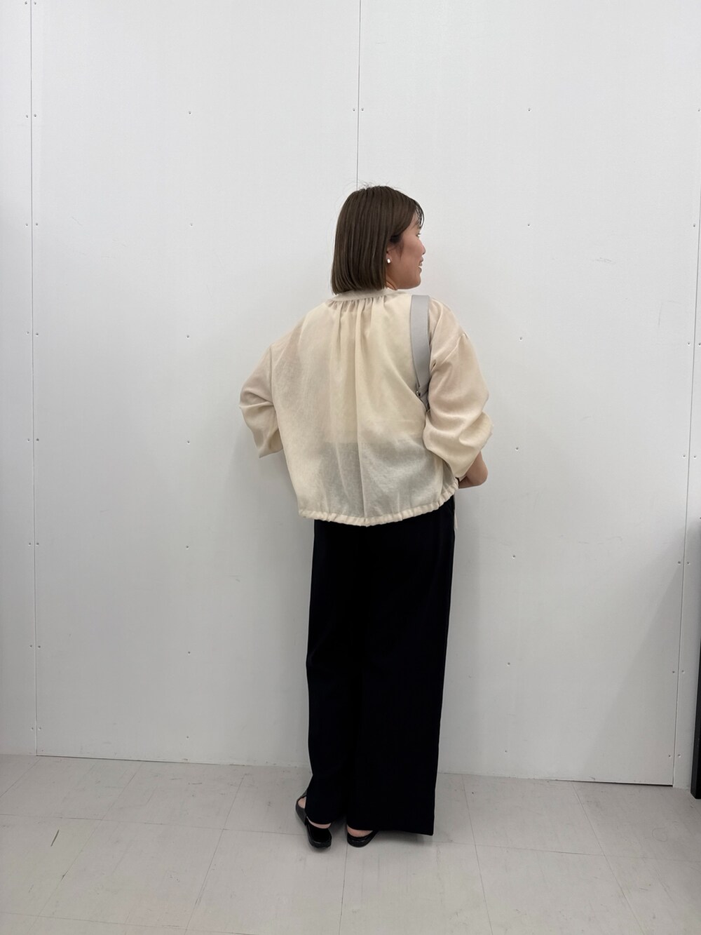 ベージュ系のシャツ/ブラウス、ブラック系のその他パンツ、シルバー系のショルダーバッグを着用したレディースの夏コーディネートの3枚目の写真