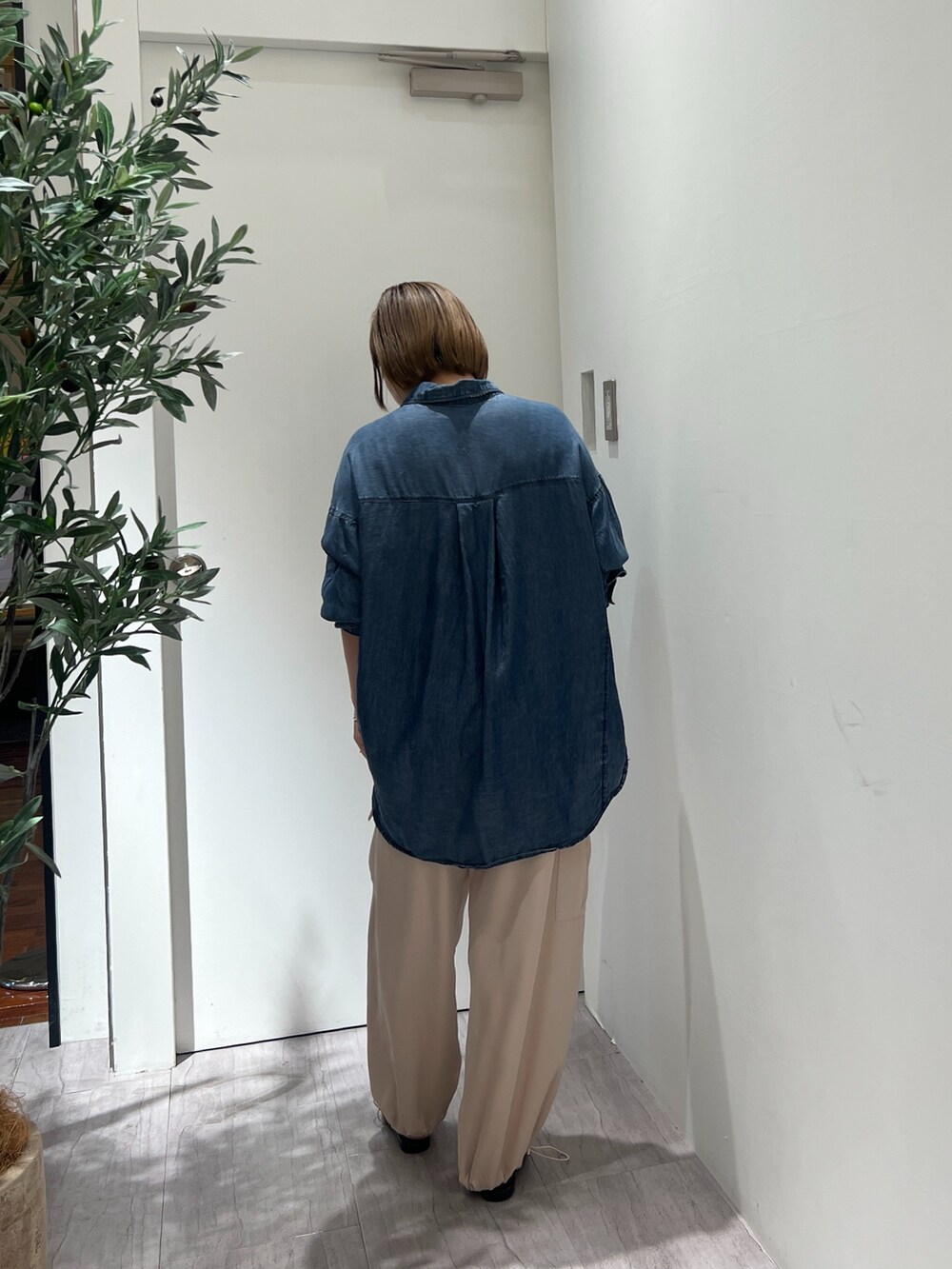 ブルー系のシャツ/ブラウス、ベージュ系のその他パンツを着用したレディースの春コーディネートの4枚目の写真