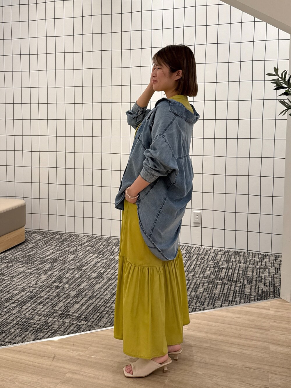 イエロー系のワンピース、ブルー系のシャツ/ブラウスを着用したレディースの夏コーディネートの3枚目の写真