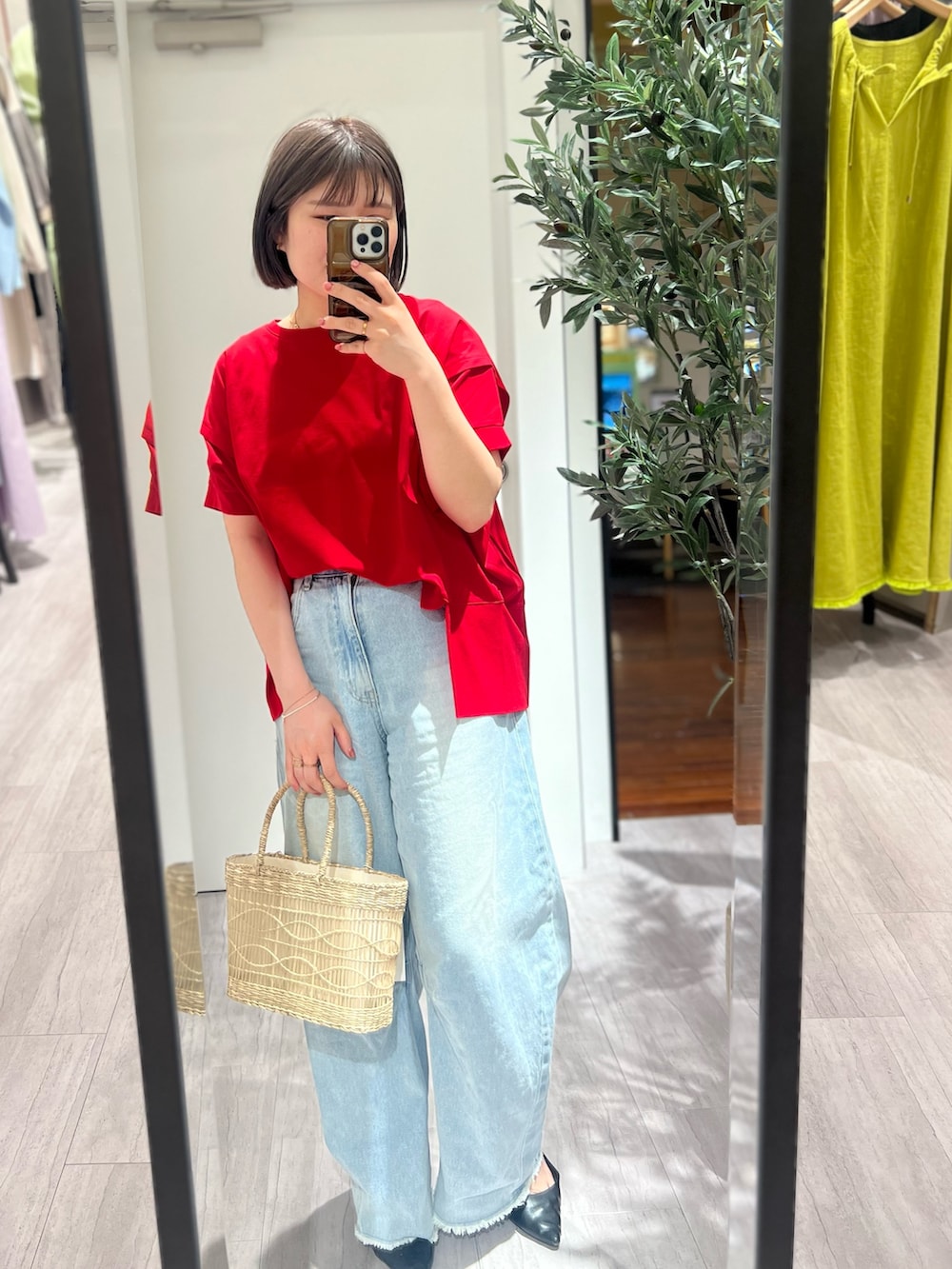 ブルー系のその他パンツ、レッド系のTシャツ/カットソー、ベージュ系のトートバッグを着用したレディースの夏コーディネートの2枚目の写真