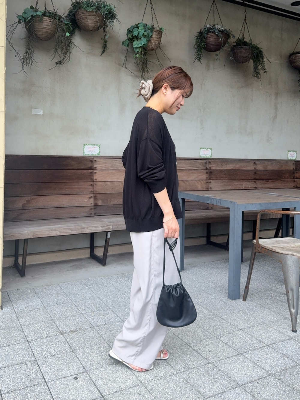 ブラック系のニット/セーター、グレー系のその他パンツを着用したレディースの夏コーディネートの3枚目の写真