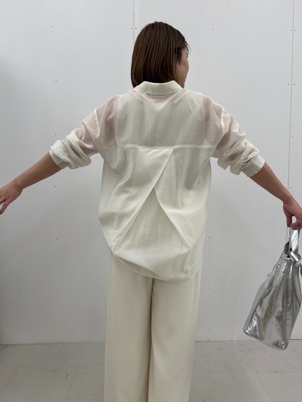 ホワイト系のシャツ/ブラウス、ホワイト系のその他パンツ、シルバー系のトートバッグを着用したレディースの春コーディネートの4枚目の写真
