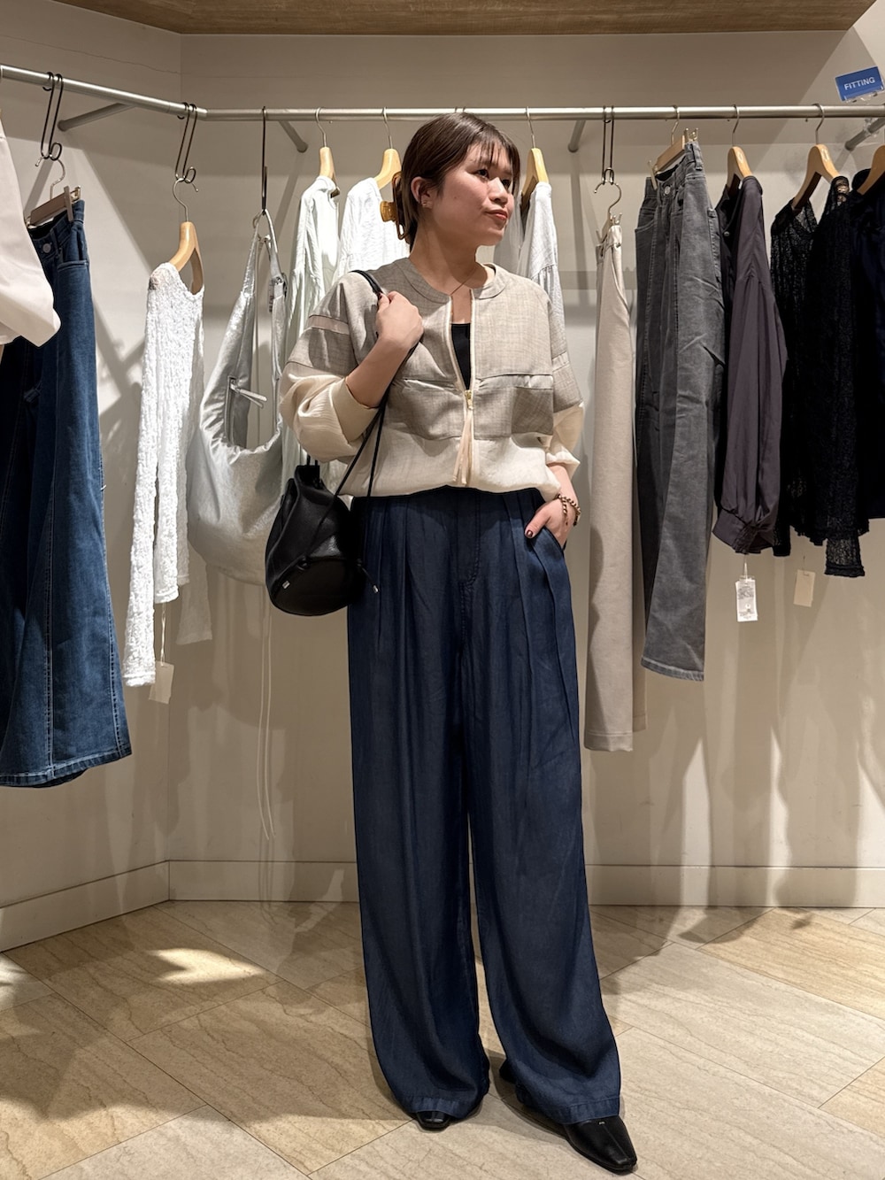 ベージュ系のノーカラージャケット、ブルー系のその他パンツ、ブラック系のパンプスを着用したレディースの春コーディネートの3枚目の写真