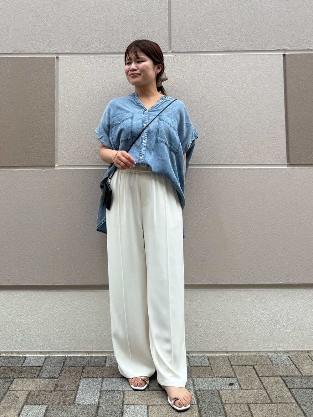 ホワイト系のその他パンツ、ブルー系のシャツ/ブラウスを着用したレディースの夏コーディネートの3枚目の写真