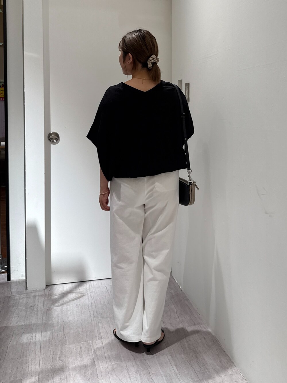 ブラック系のシャツ/ブラウス、ホワイト系のその他パンツを着用したレディースの夏コーディネートの2枚目の写真