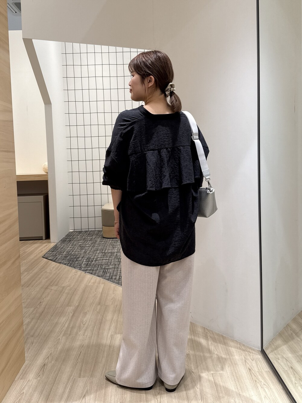 ブラック系のシャツ/ブラウス、ベージュ系のその他パンツを着用したレディースの秋コーディネートの2枚目の写真