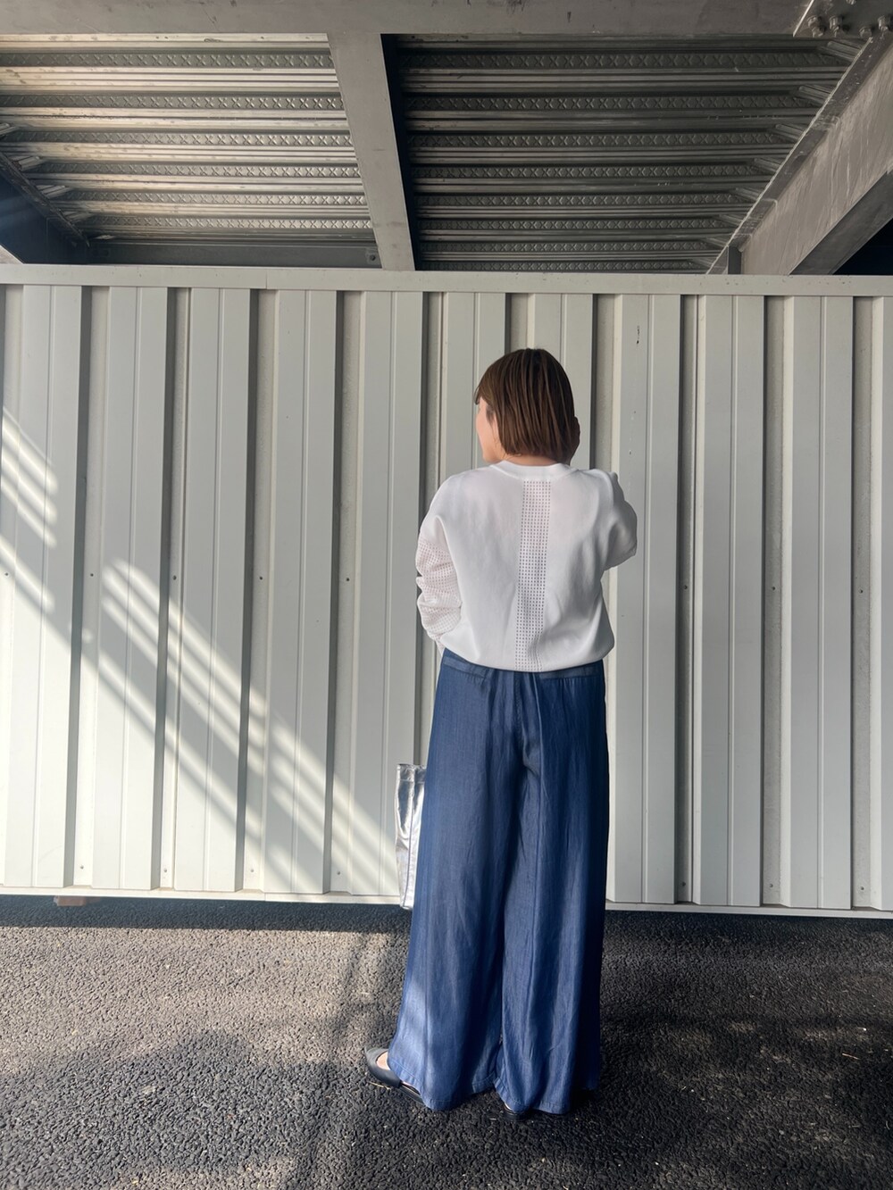 ホワイト系のカーディガン/ボレロ、ブルー系のその他パンツ、シルバー系のトートバッグを着用したレディースの春コーディネートの3枚目の写真