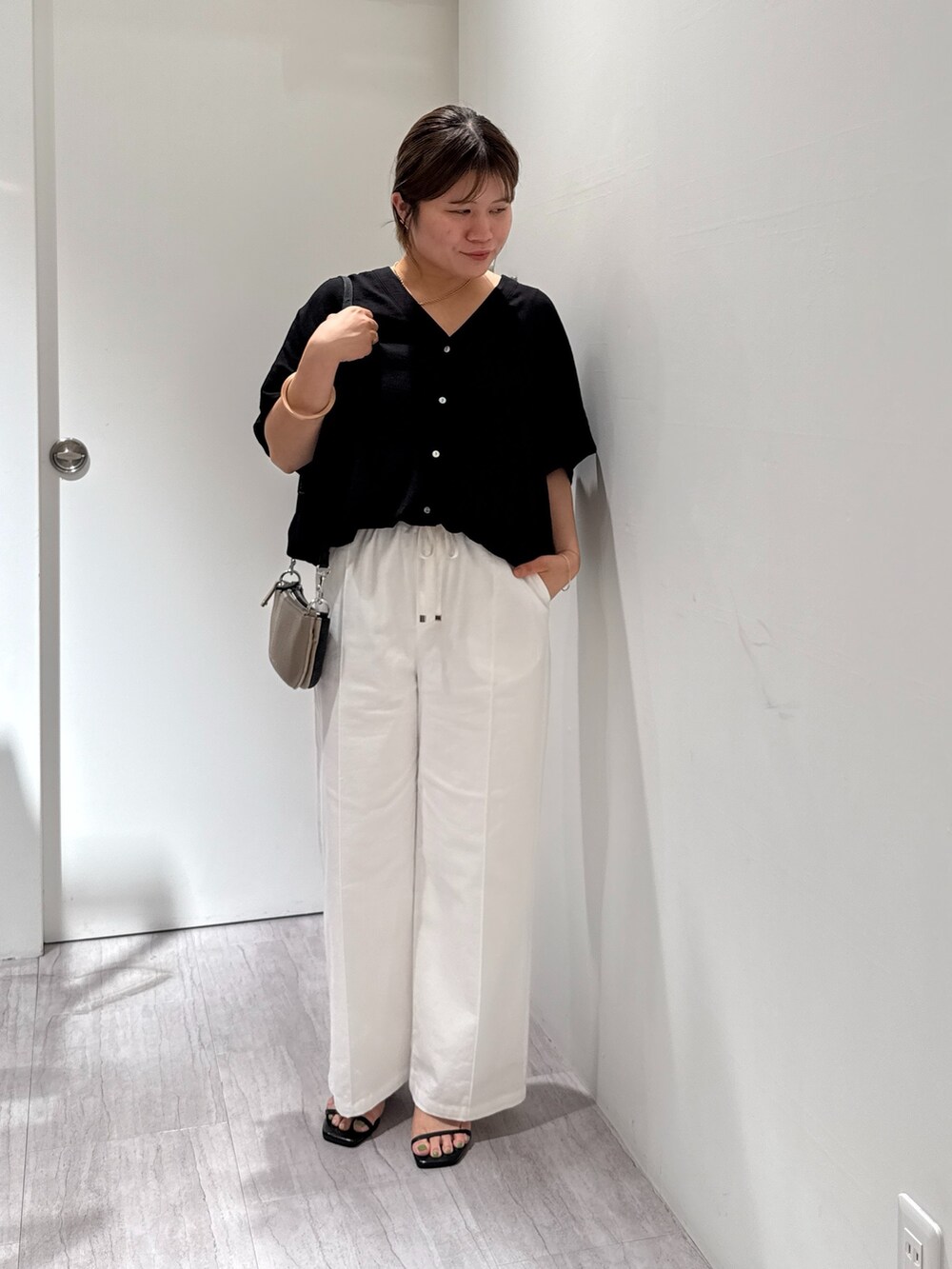 ブラック系のシャツ/ブラウス、ホワイト系のその他パンツを着用したレディースの夏コーディネートの3枚目の写真