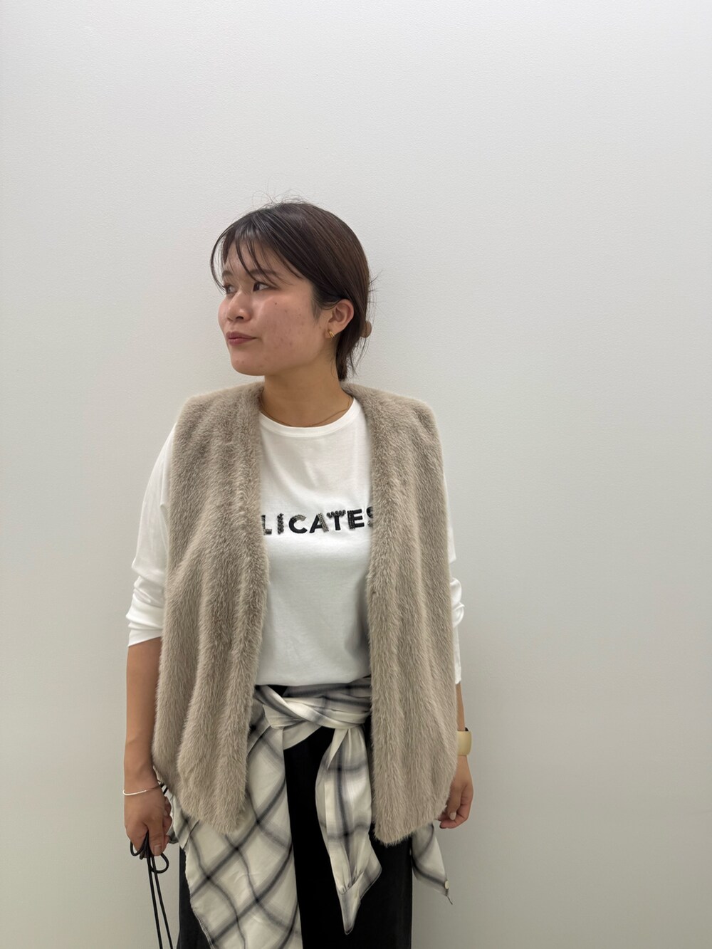グレー系のTシャツ/カットソー、ホワイト系のシャツ/ブラウス、ホワイト系のTシャツ/カットソーを着用したレディースの秋コーディネートの3枚目の写真