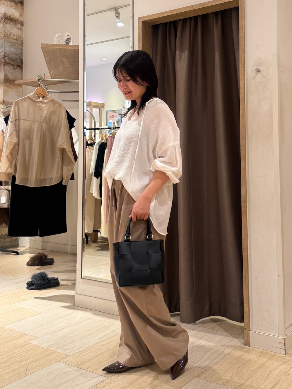 グリーン系のその他パンツ、ホワイト系のシャツ/ブラウスを着用したレディースの夏コーディネートの3枚目の写真