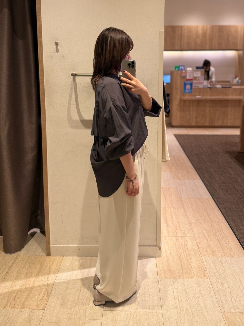ホワイト系のその他パンツ、グレー系のシャツ/ブラウスを着用したレディースの春コーディネートの4枚目の写真
