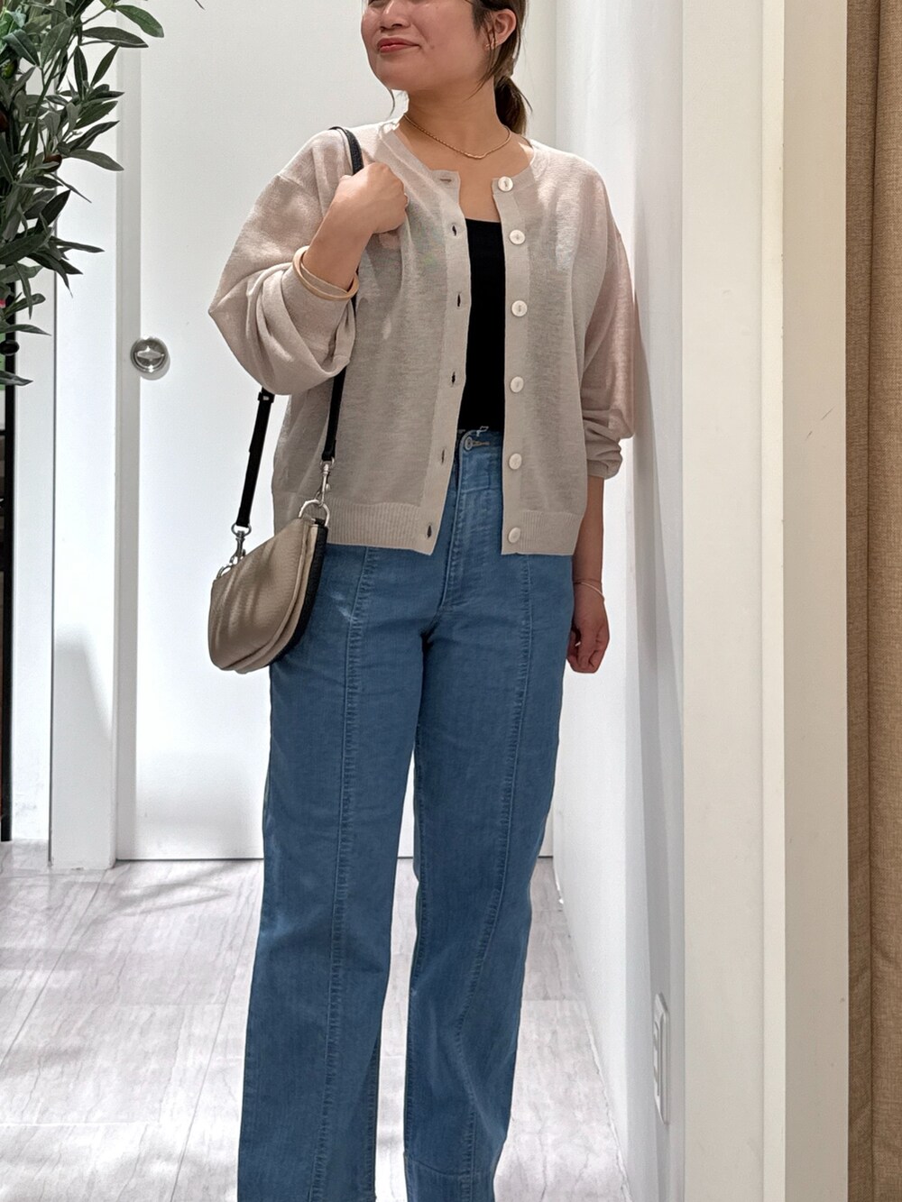 グレー系のカーディガン/ボレロ、ブルー系のデニムパンツを着用したレディースの夏コーディネートの3枚目の写真