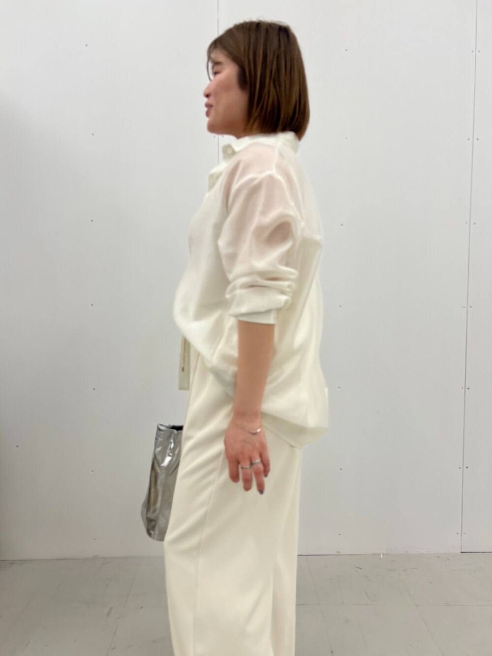ホワイト系のシャツ/ブラウス、ホワイト系のその他パンツ、シルバー系のトートバッグを着用したレディースの春コーディネートの3枚目の写真