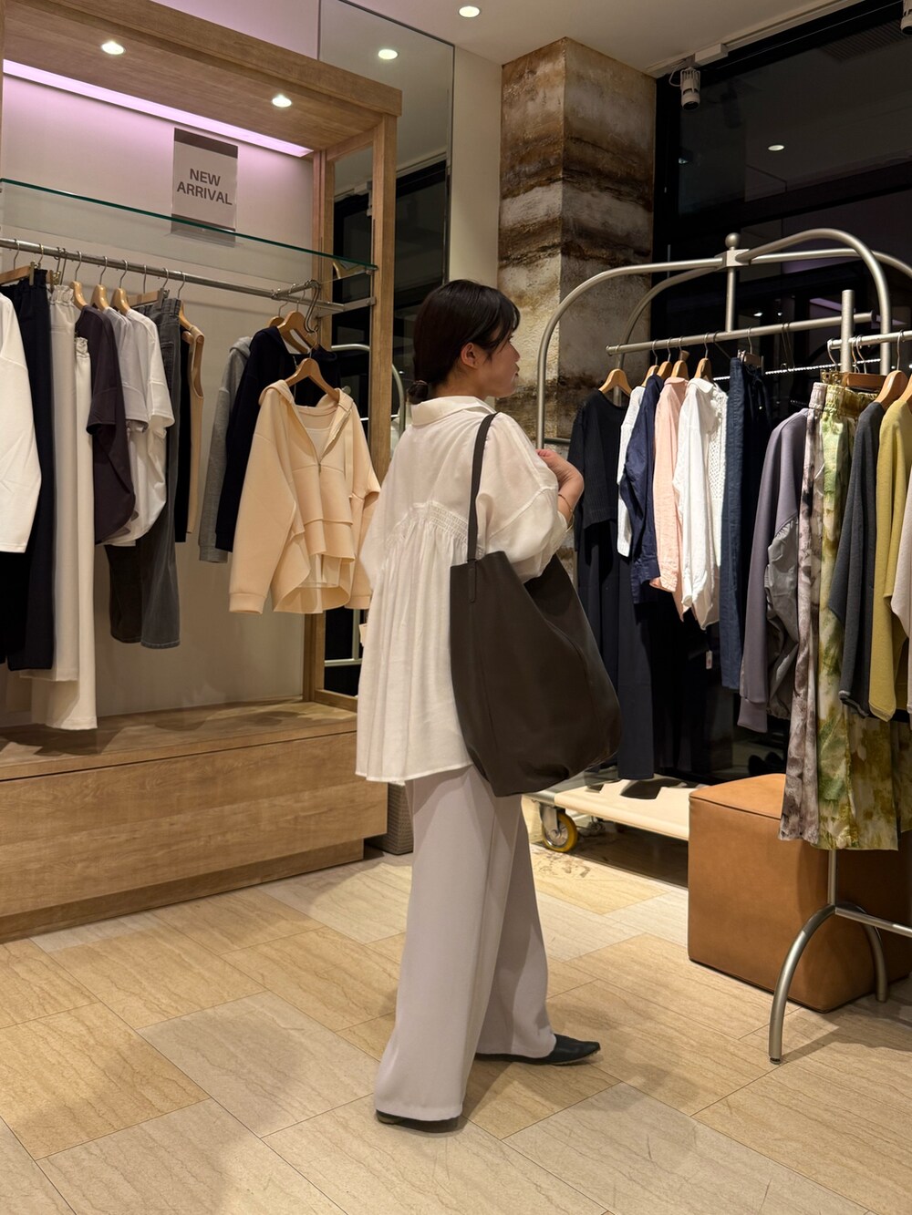 ホワイト系のシャツ/ブラウス、グレー系のその他パンツを着用したレディースの春コーディネートの2枚目の写真
