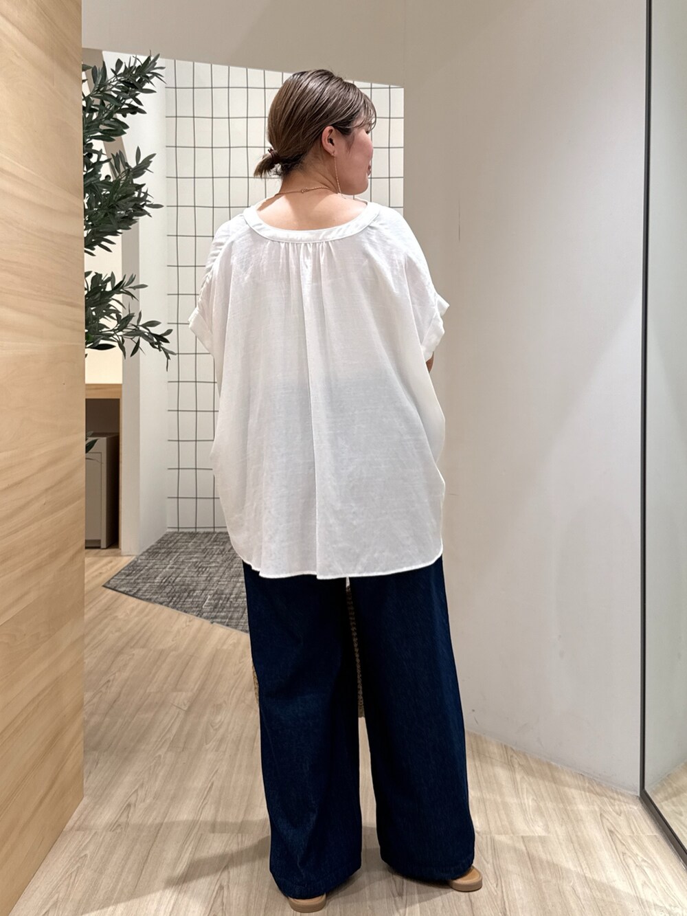 ホワイト系のシャツ/ブラウス、ブルー系のデニムパンツ、ベージュ系のトートバッグを着用したレディースの夏コーディネートの3枚目の写真