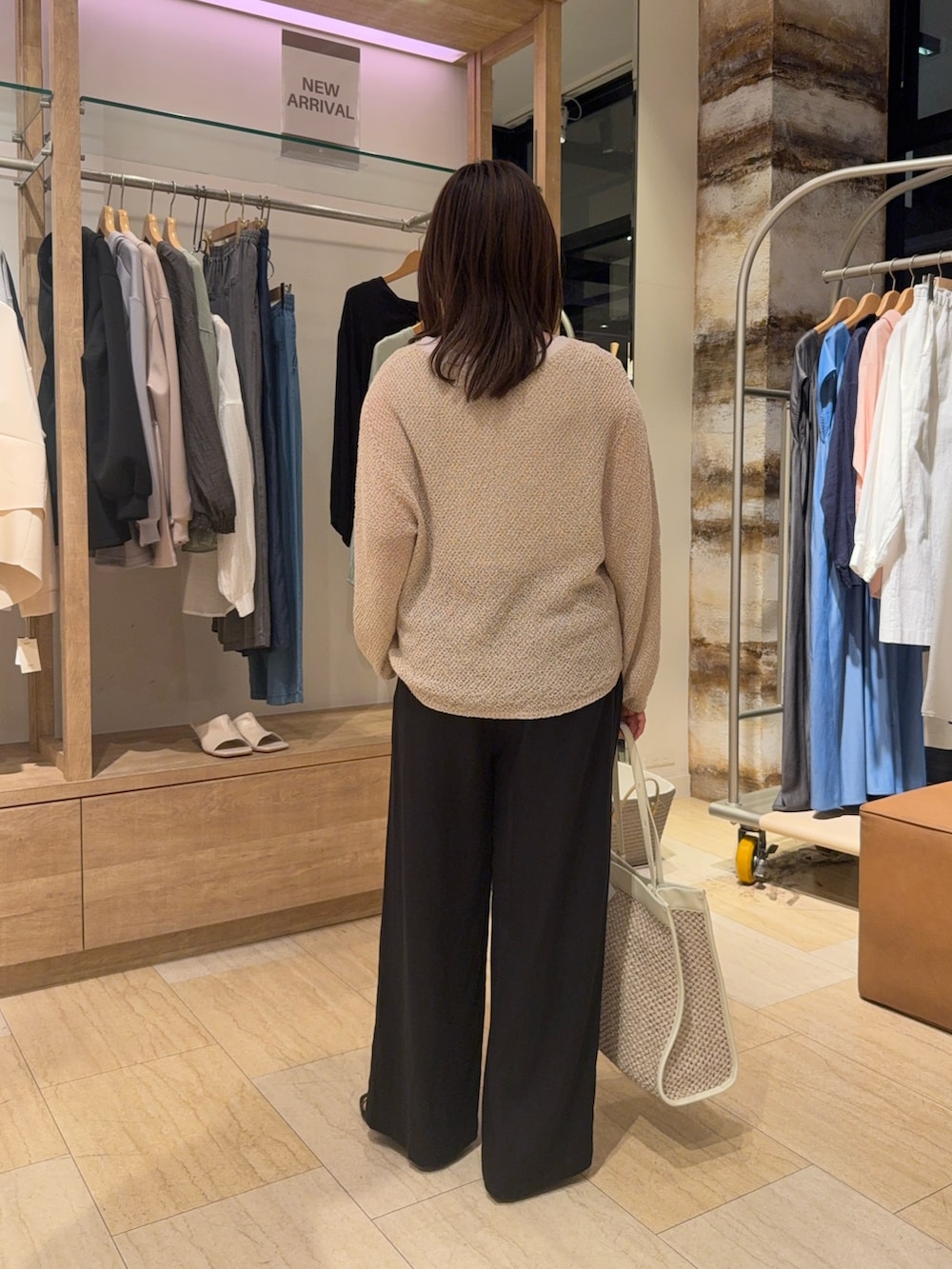 ベージュ系のニット/セーター、ブラック系のその他パンツを着用したレディースの春コーディネートの3枚目の写真