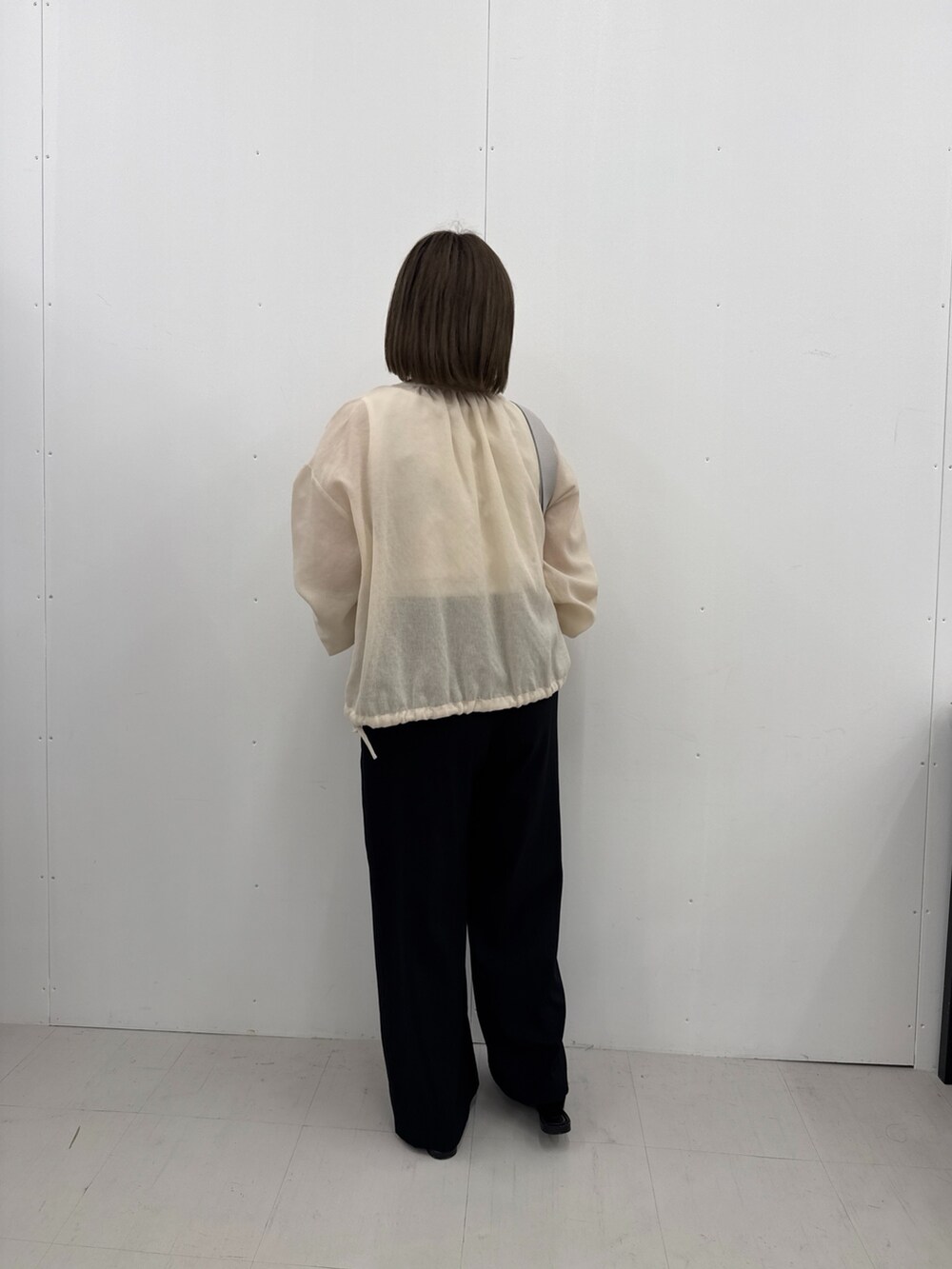 ベージュ系のシャツ/ブラウス、ブラック系のその他パンツ、シルバー系のショルダーバッグを着用したレディースの夏コーディネートの4枚目の写真