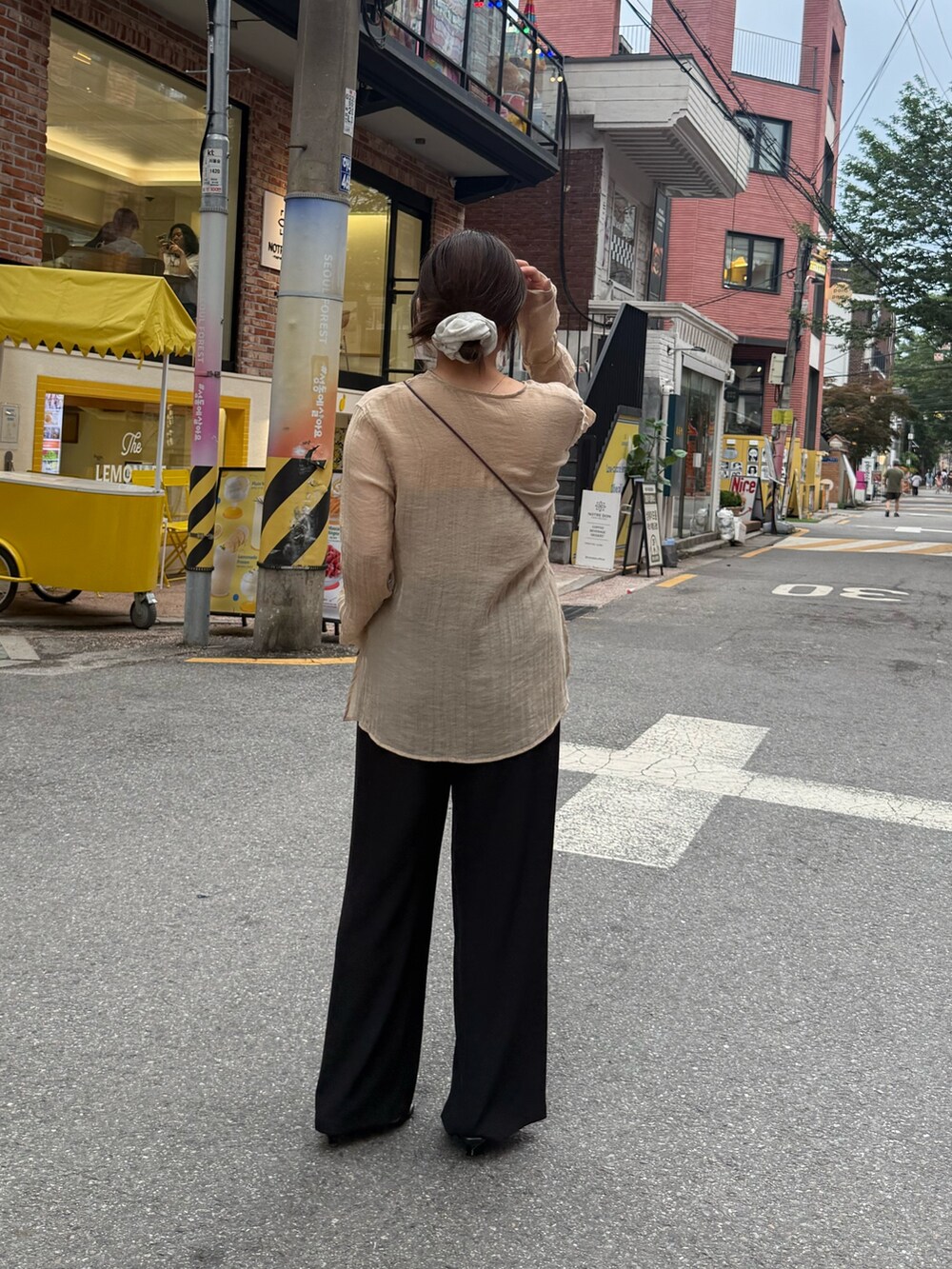 ブラック系のその他パンツを着用したレディースの夏コーディネートの3枚目の写真