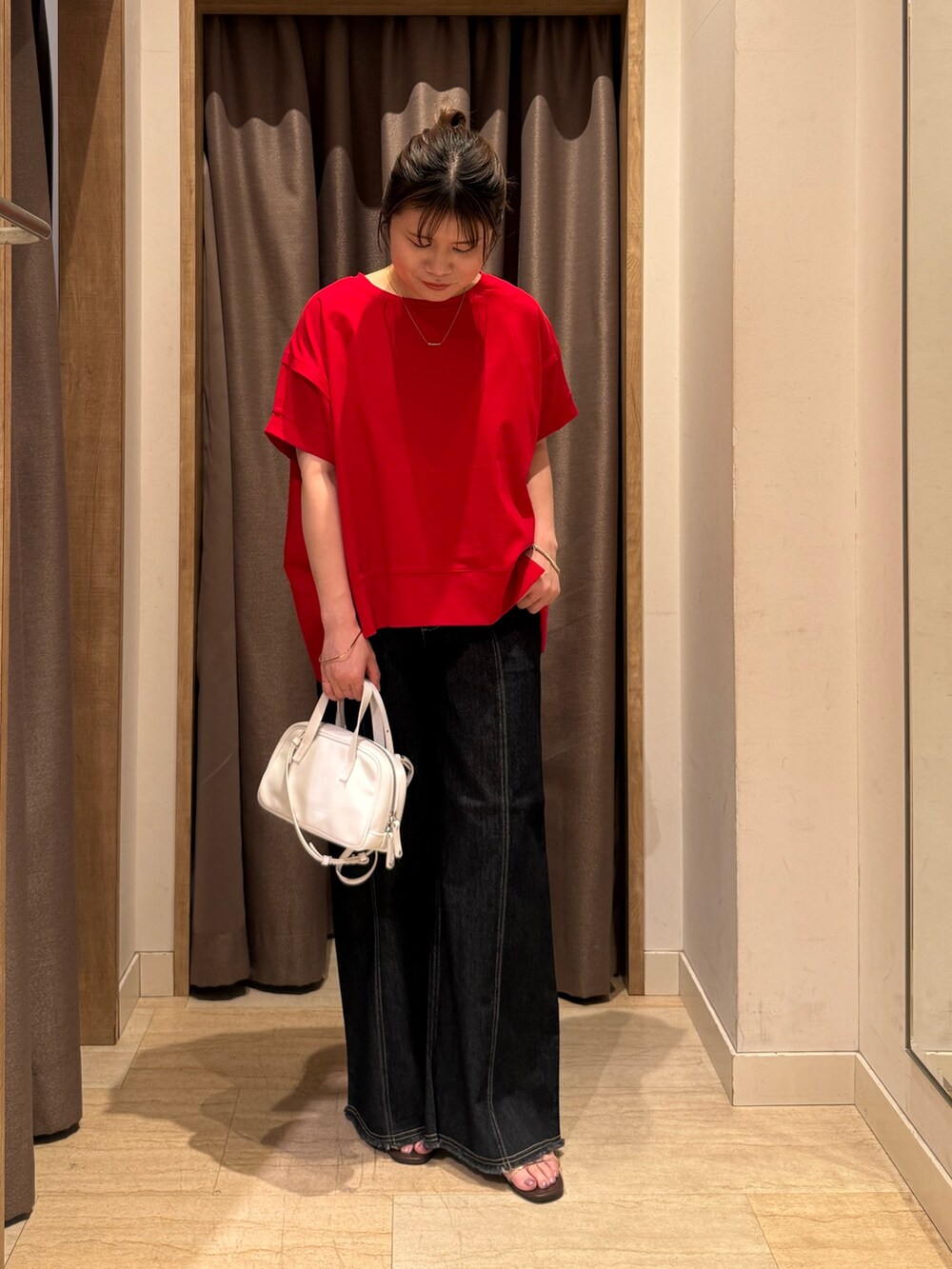レッド系のTシャツ/カットソー、ブルー系のその他パンツを着用したレディースの春コーディネートの2枚目の写真