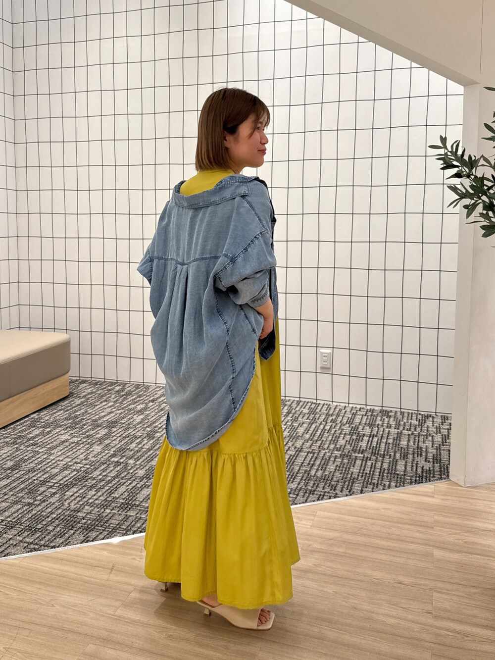 イエロー系のワンピース、ブルー系のシャツ/ブラウスを着用したレディースの夏コーディネートの4枚目の写真