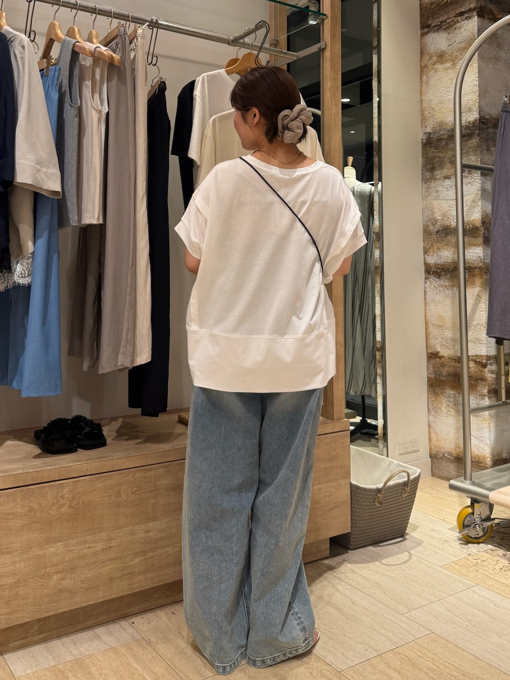 ホワイト系のTシャツ/カットソー、ブルー系のデニムパンツを着用したレディースの夏コーディネートの4枚目の写真
