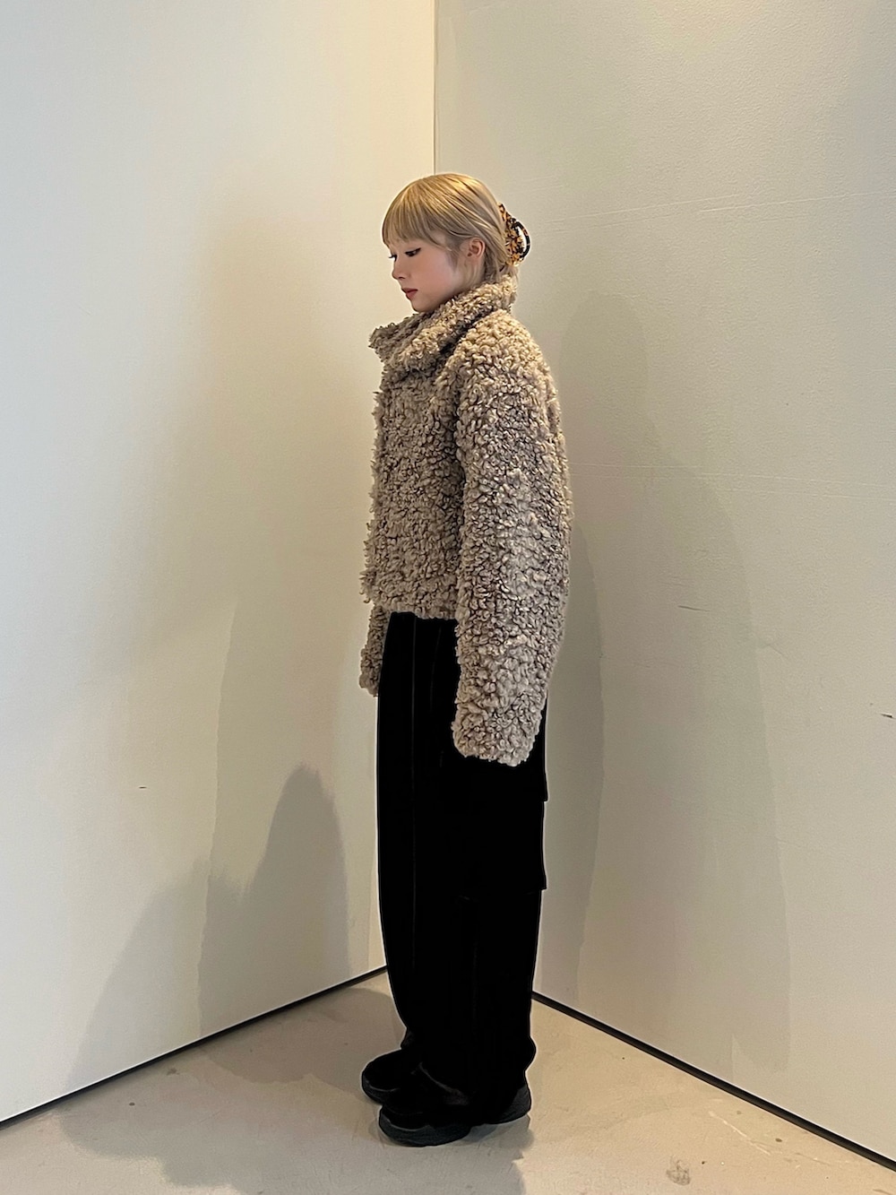 ベージュ系のその他アウター、ブラック系のその他パンツ、ブラック系のその他シューズを着用したレディースの秋コーディネートの2枚目の写真