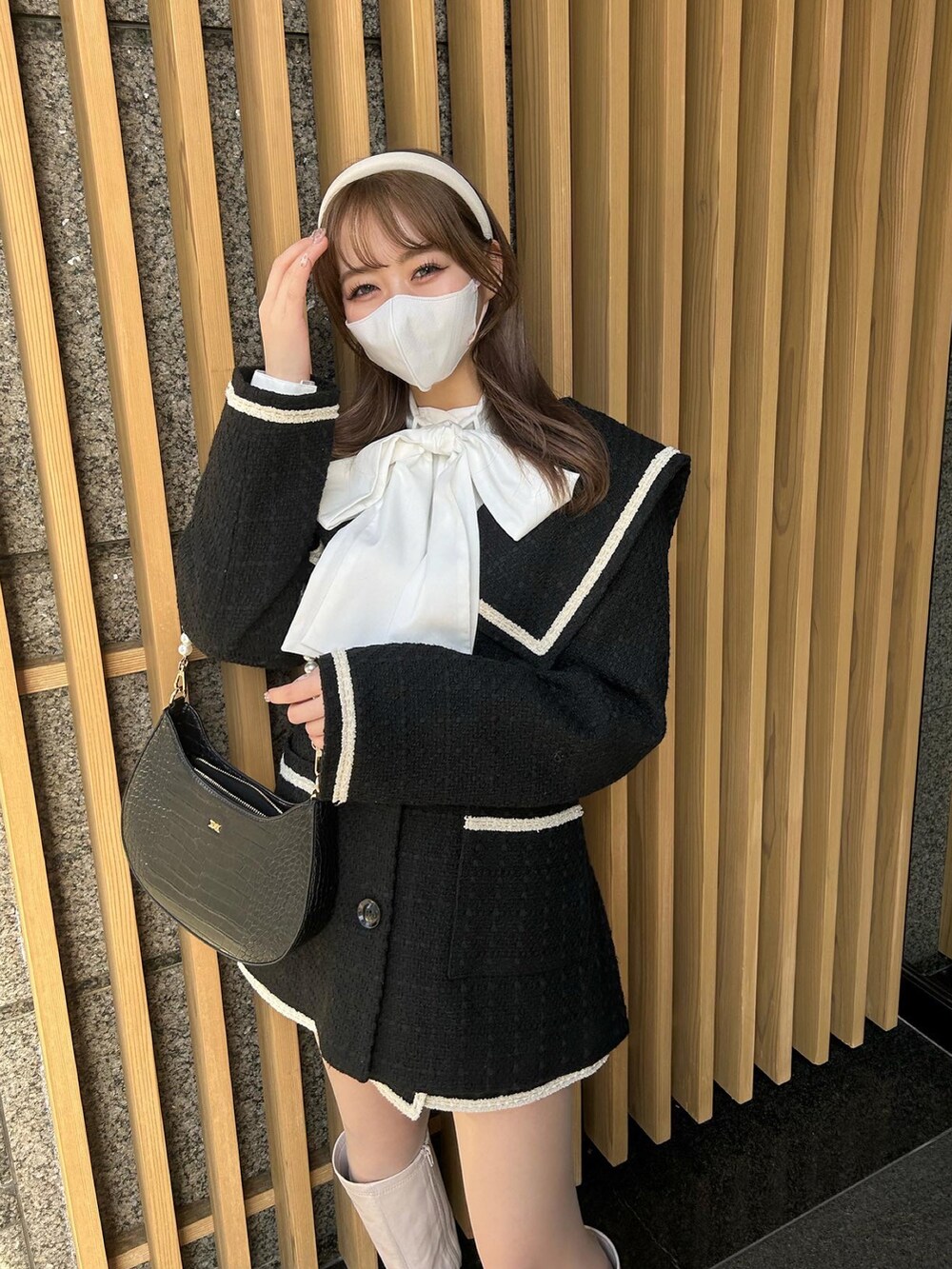 ブラック系のジャケット/アウター、ホワイト系のシャツ/ブラウスを着用したレディースの冬コーディネートの2枚目の写真