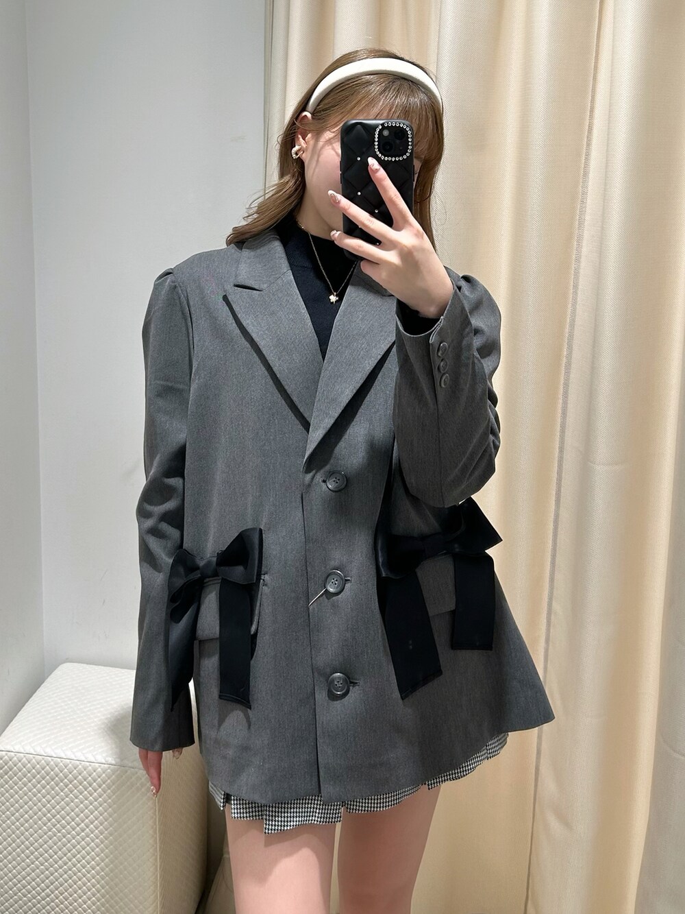 「ナイスクラップ、リボン、ジャケット、ジャケットコーデ、ロングブーツ、春コーデ、春、モノトーン、モノトーンコーデ、ミニスカート、ブラックコーデ」｜「one after another NICE CLAUPの【リボンコレクション】リボンジャケット　2023SS（テーラードジャケット、グレー系）」を使った、けるさん（レディース・159cm）の冬コーディネートの3枚目の写真