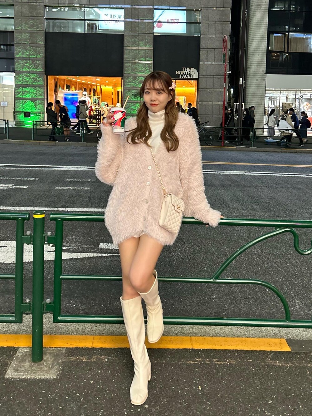「ナイスクラップ、ナイスクラップのあざとカーディガン、カーディガン、ピンクコーデ」｜「one after another NICE CLAUPの【矢吹奈子さん着用】ふわモテあざと/フェザーロングカーディガン（カーディガン/ボレロ、ピンク系）」を使った、けるさん（レディース・159cm）の秋コーディネートの2枚目の写真