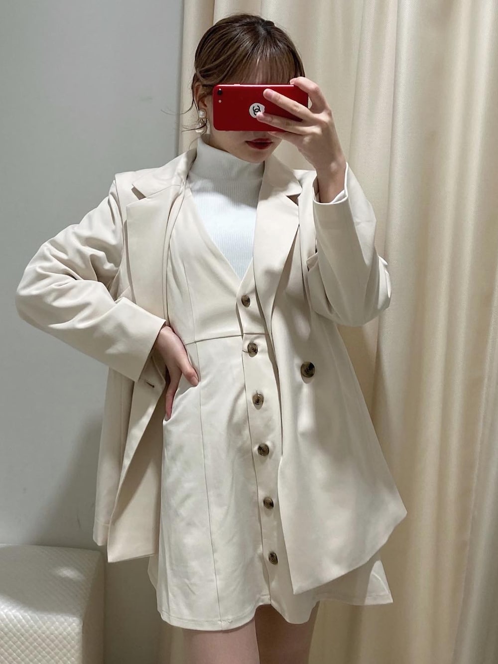 「オトナ女子、春コーデ、ブーツ、レイヤードスタイル、ワンピース、テーラードジャケット、ジレ、アップスタイル」|「one after another NICE CLAUPのリブハイネックトップス(Tシャツ/カットソー、ホワイト系)」を使った、けるさん(レディース・158cm)の冬コーディネートの2枚目の写真
