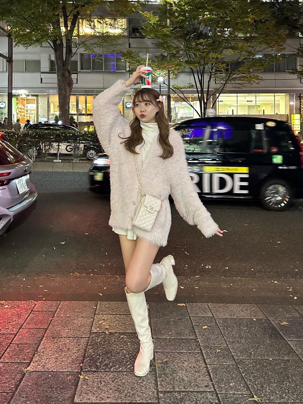 「カーディガン、ナイスクラップ、カーディガンコーデ、ロングブーツ、ピンク、ピンクコーデ、骨格ナチュラル、イエベ春」｜「one after another NICE CLAUPの【矢吹奈子さん着用】ふわモテあざと/フェザーロングカーディガン（カーディガン/ボレロ、ピンク系）」を使った、けるさん（レディース・159cm）の秋コーディネートの3枚目の写真