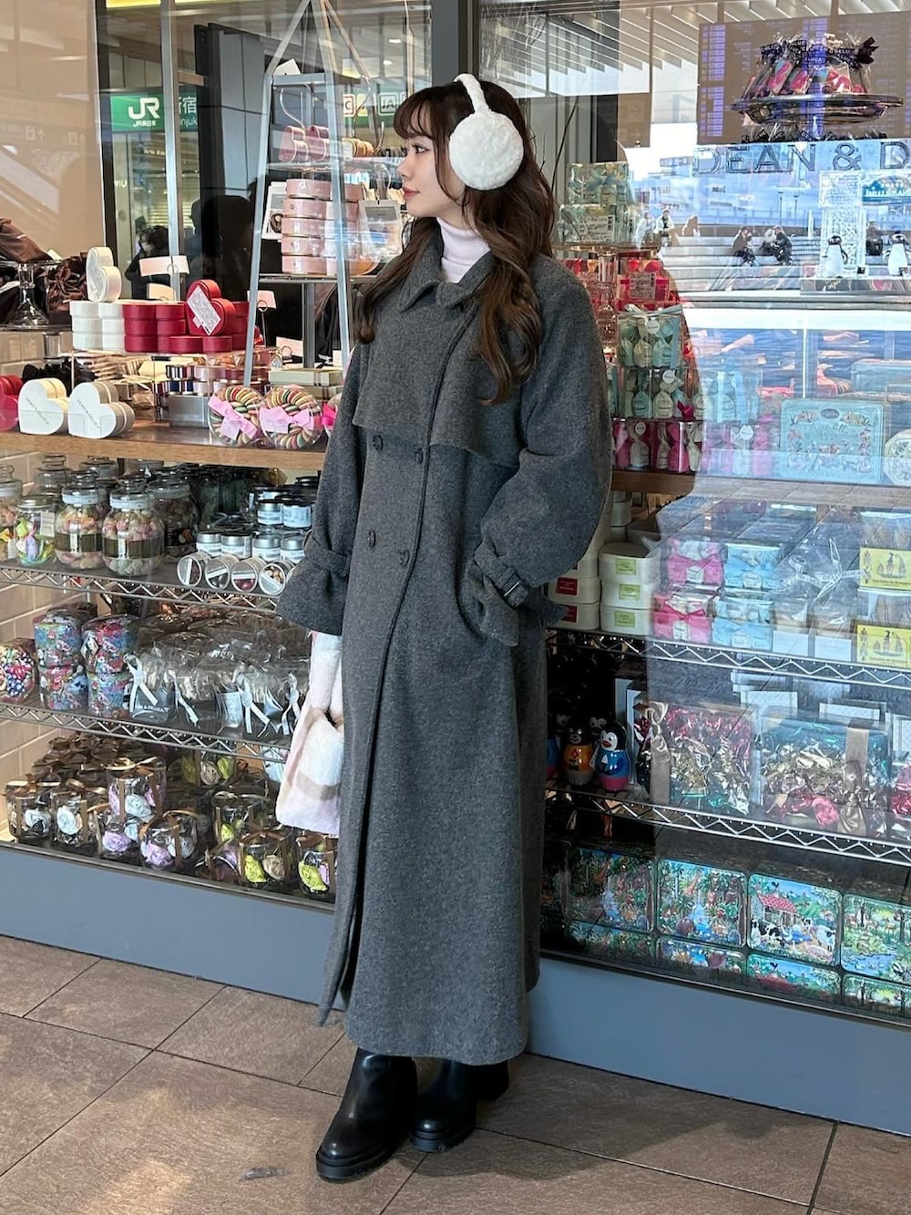 「ナイスクラップ、アウター、ロングコート、骨格ナチュラル、イエベ春、冬コーデ、冬、ブーツ、グレーコート」｜「one after another NICE CLAUPの【パルクロ先行】Ｍ.Lサイズ展開/ロングコート（ステンカラーコート、グレー系）」を使った、けるさん（レディース・159cm）の冬コーディネートの3枚目の写真
