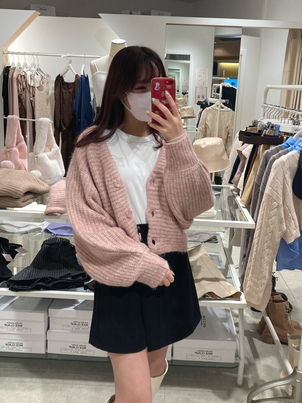 「秋のコーデ、ナイスクラップ、淡色コーデ、淡色女子、淡色カーディガン、Tシャツ、カーディガン、ふわふわニット、ワンアフターアナザーナイスクラップ、秋、秋冬コーデ、スカパン、ピンクコーデ」｜「one after another NICE CLAUPの着回し万能淡色クロップドカーディガン（カーディガン/ボレロ、ピンク系）」を使った、けるさん（レディース・159cm）の秋コーディネートの3枚目の写真