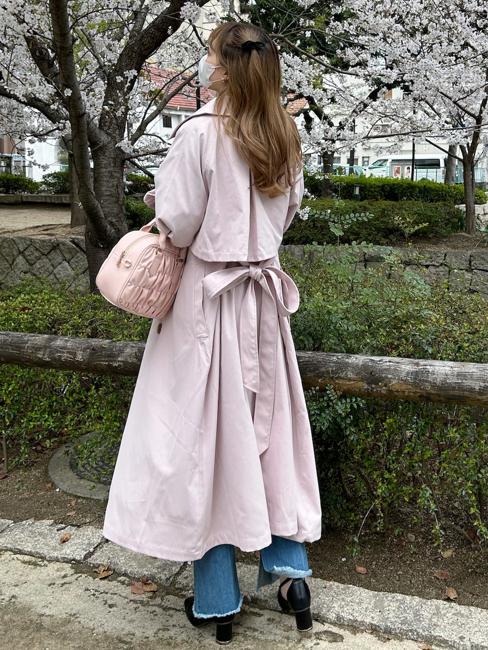 「ナイスクラップ、お花見コーデ、お花見、桜、ブラウス、ブラウス×デニム、デニム、デニムパンツ、ピンク、ピンクコーデ、ハンドバッグ、春コーデ、春」|「one after another NICE CLAUPのヘルシーな肌見せ。2wayオフショルブラウス(シャツ/ブラウス、ブラック系)」を使った、けるさん(レディース・159cm)の春コーディネートの3枚目の写真