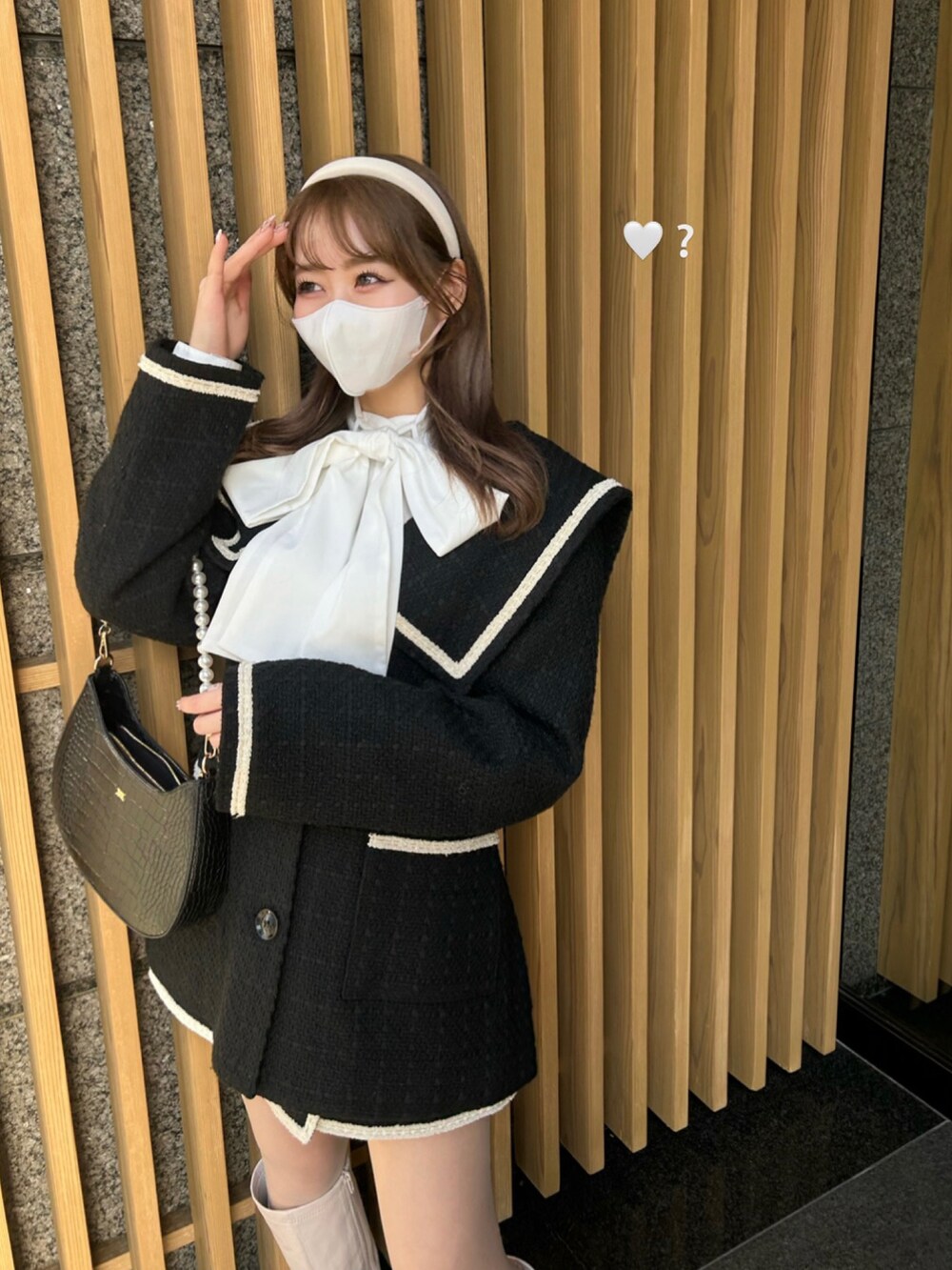 ブラック系のジャケット/アウター、ホワイト系のシャツ/ブラウスを着用したレディースの冬コーディネートの3枚目の写真