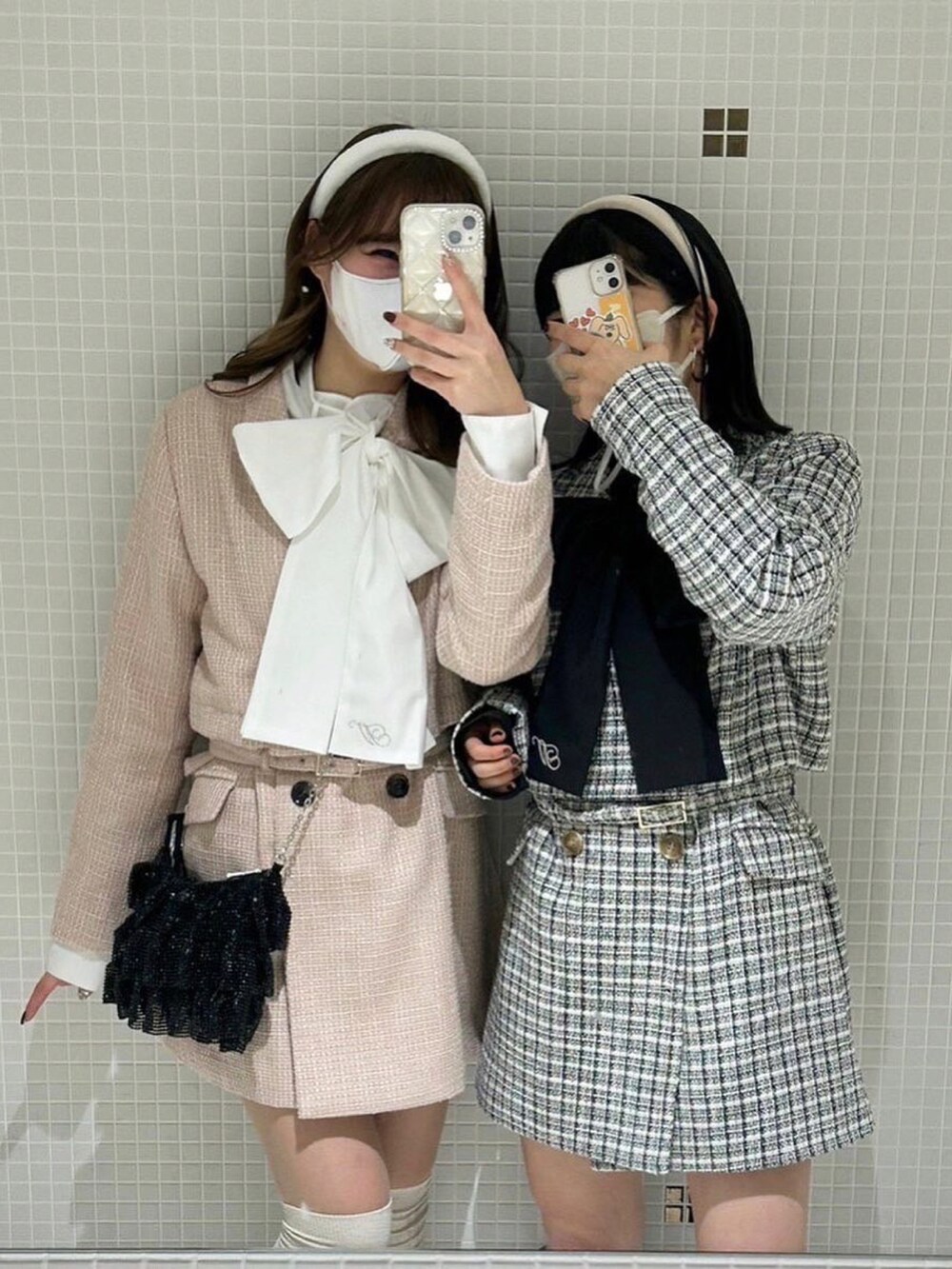 「フレンチガーリー、セットアップ、ジャケット、双子コーデ、シミラールック、カチューシャ、ロングブーツ、参戦服、おそろいコーデ、ガーリー、ガーリーコーデ、ナイスクラップ」｜「one after another NICE CLAUPのN刺繍ボウタイブラウス　2023SS（シャツ/ブラウス、ホワイト系）」を使った、けるさん（レディース・159cm）の冬コーディネートの2枚目の写真