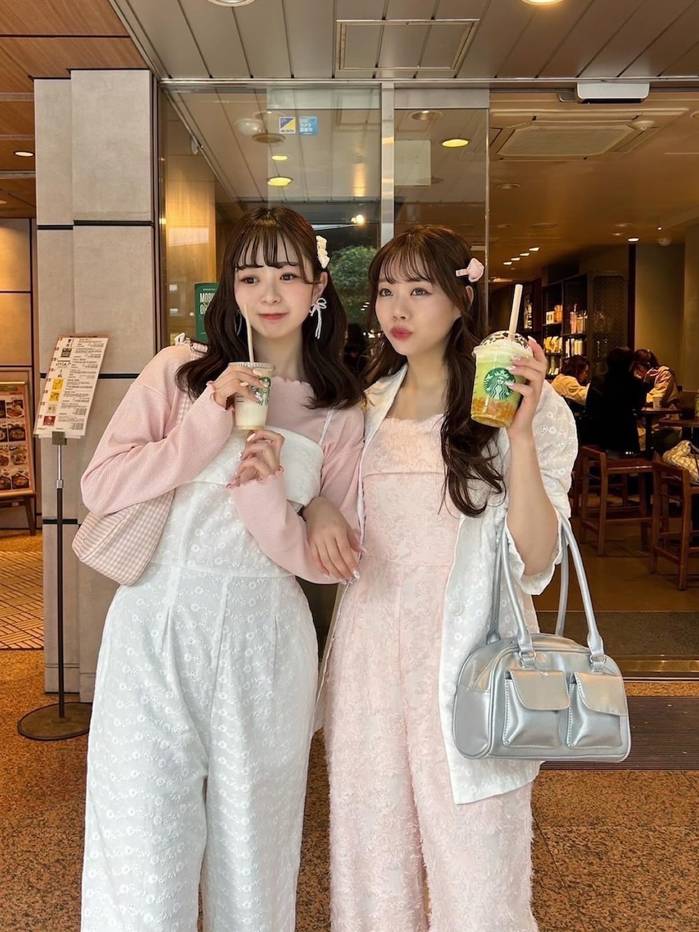 「ナイスクラップ、春服みてみて、春服、おでかけコーデ、お花見コーデ、花柄、サロペット、シミラールック」｜「one after another NICE CLAUPの【flower collection】フラワーサロペット（サロペット/オーバーオール、ピンク系）」を使った、けるさん（レディース・159cm）の春コーディネートの3枚目の写真